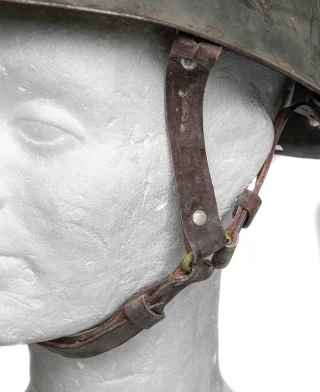 Four-point chin strap.