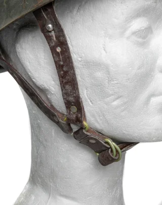 Four-point chin strap.