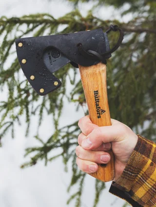 The axe comes with a leather sheath.