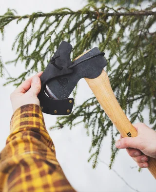  The axe comes with a leather sheath.