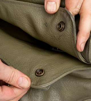 The bag is secured in the most compact position also with snap fasteners.