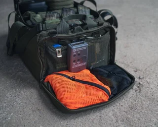 You can help identification by color-coding your stuff. The orange pouch is the 15x20 pouch, the black one is 10x15.