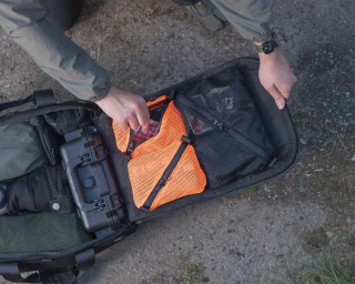 You can help identification by color-coding your stuff. The black pouch is 20x30 and the orange ones 15x20.