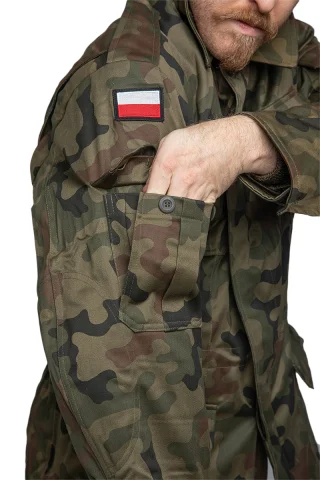 Sleeve pockets on both sides. The left side has an extra pocket.