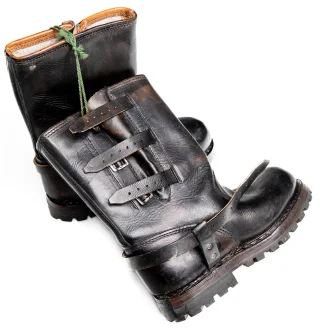 The other type of boot has the lowest "Marschriemen" ran through separate loops on the sides.