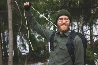 Turvallisuussyistä jätä toinen pää kiinnittämättä, jos teet tästä muodikkaan "Jussie-kravatin".