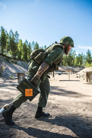 Hiekalla täytettynäkin laatikot ovat höyhenenkeveitä!