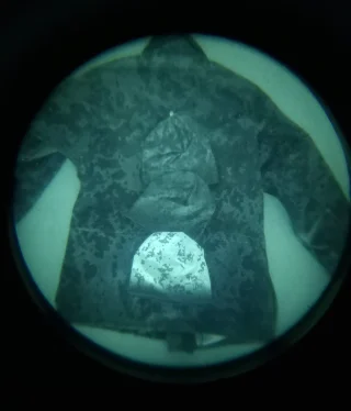 Underneath the hats a NIR-compliant M05 RES jacket with a M05 Woodland camouflage.