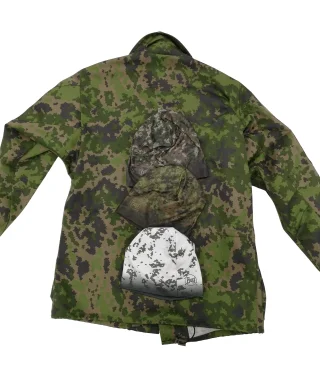 Underneath the hats a NIR-compliant M05 RES jacket with a M05 Woodland camouflage.