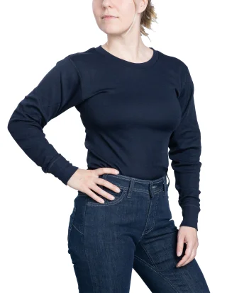 Model height 165 cm, chest circumference 88 cm, waist circumference 76 cm. Wearing size Small.