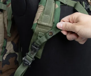 Shoulder straps include a quick-release system