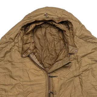 The sleeping bag has a very clever collar with a button closure that keeps the cold wind outside. 